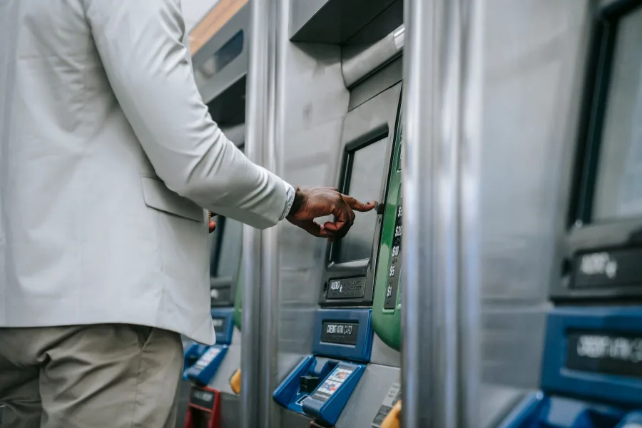 Persona usando una maquina de autoventa y recarga